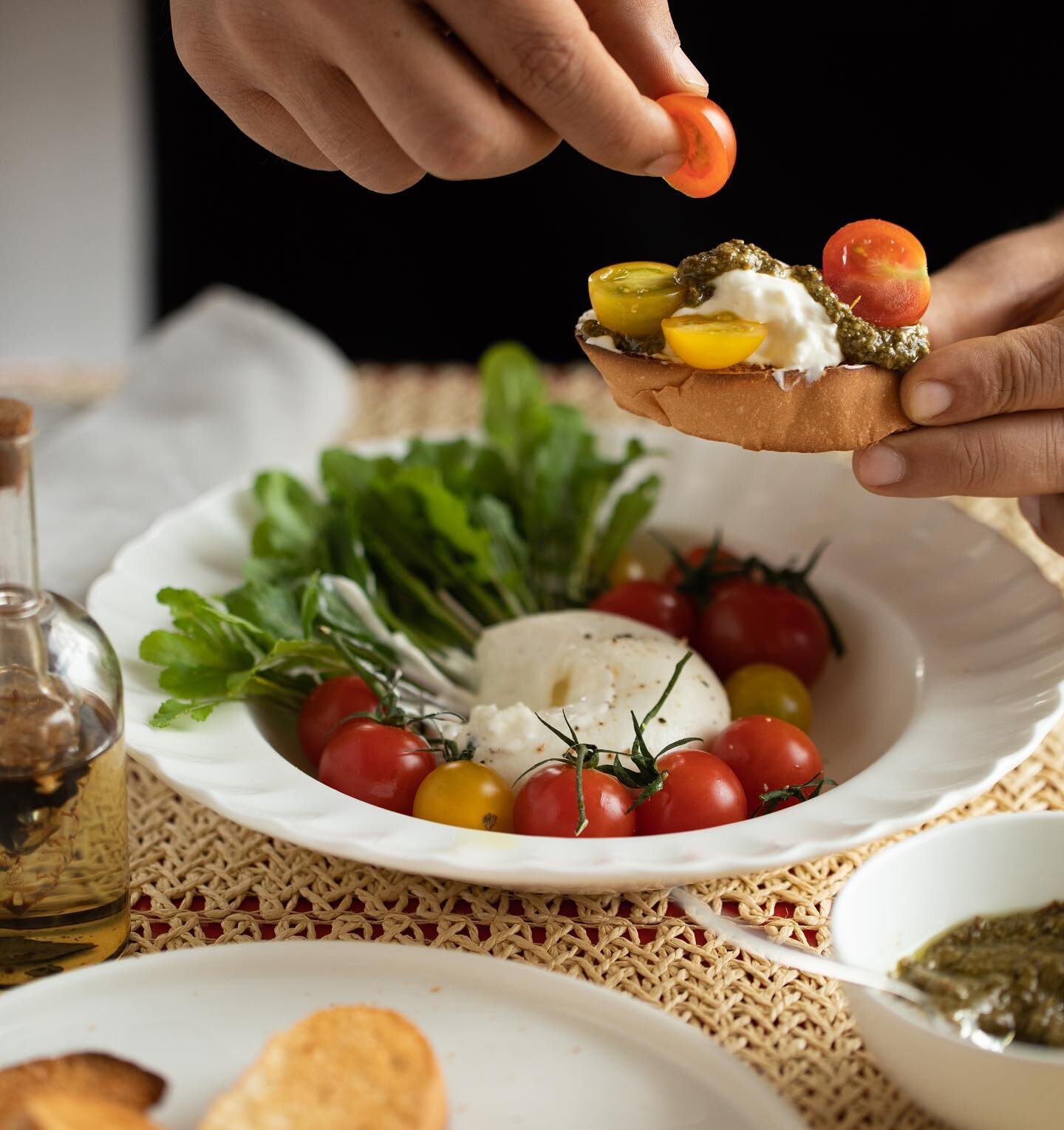 Homeslice Burrata DiY kit ( ₹425 )

- Freshly made Burrata 
- Crusty baguette / sourdough 
- Vine tomatoes 
- Rocket leaves / Basil leaves 
- Basil Pesto &amp; Aged Balsamic 

Order now 

Kolkata - 9163598564
NCR - 9667760857