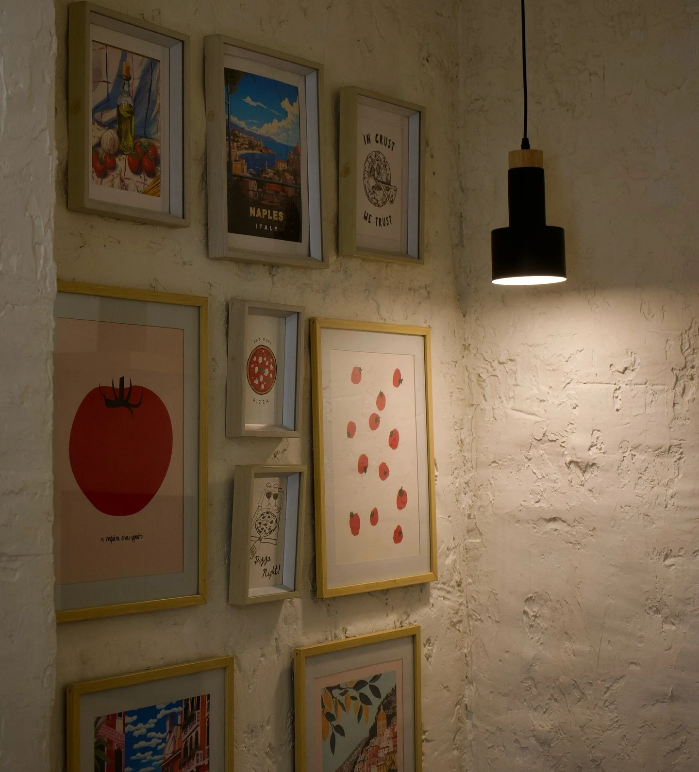 Come visit us at Salt Lake or New Alipore for a cozy Italian meal 🇮🇹🍕
Our Wood Street outlet is even smaller but it serves the same delicious pizzas / pastas . 
Kolkata New Alipore - 9163598564
Kolkata Wood street - 9748778564
Kolkata Salt Lake