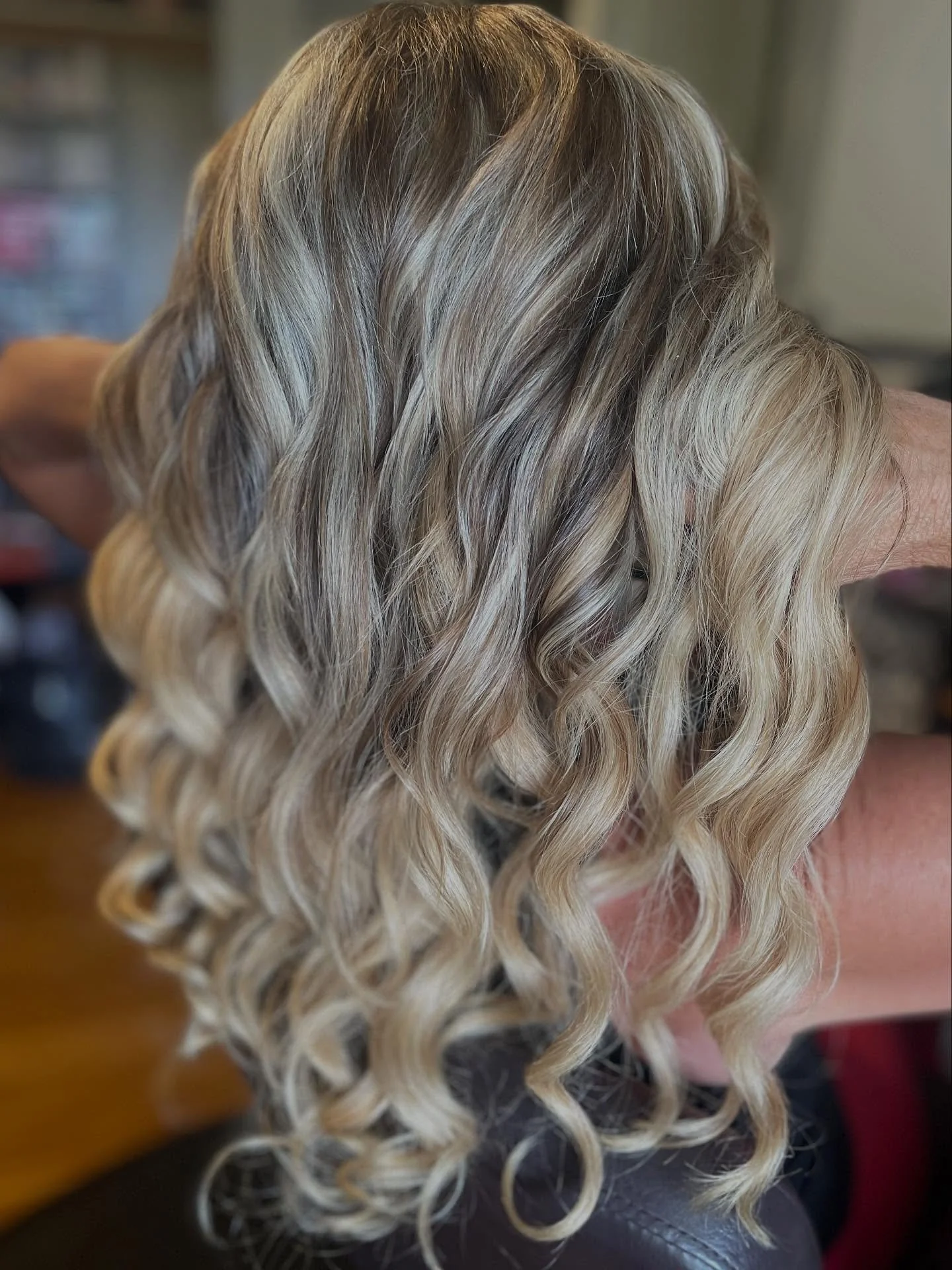 Before and After getting hair extensions! Let us give you the hair of your dreams and transform your hair! Book your extensions with @jrose_beauty at our salon today!