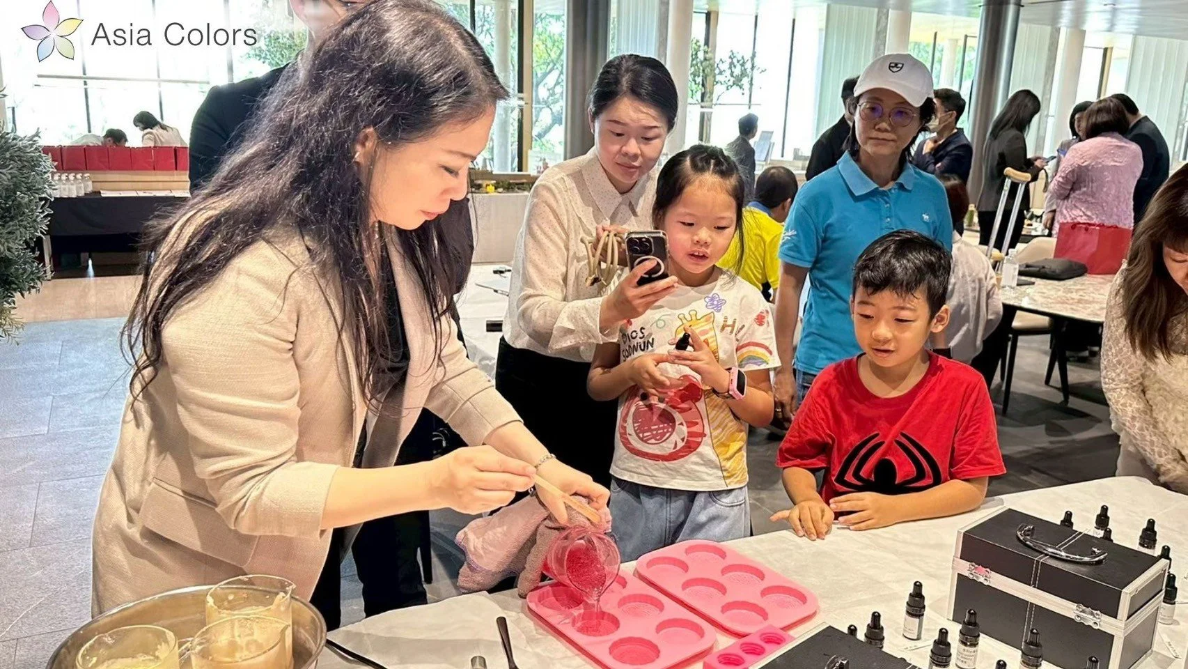 LINE_ALBUM_20250427新竹場-生成式AI馬卡龍手工工作坊_250728_20.jpg