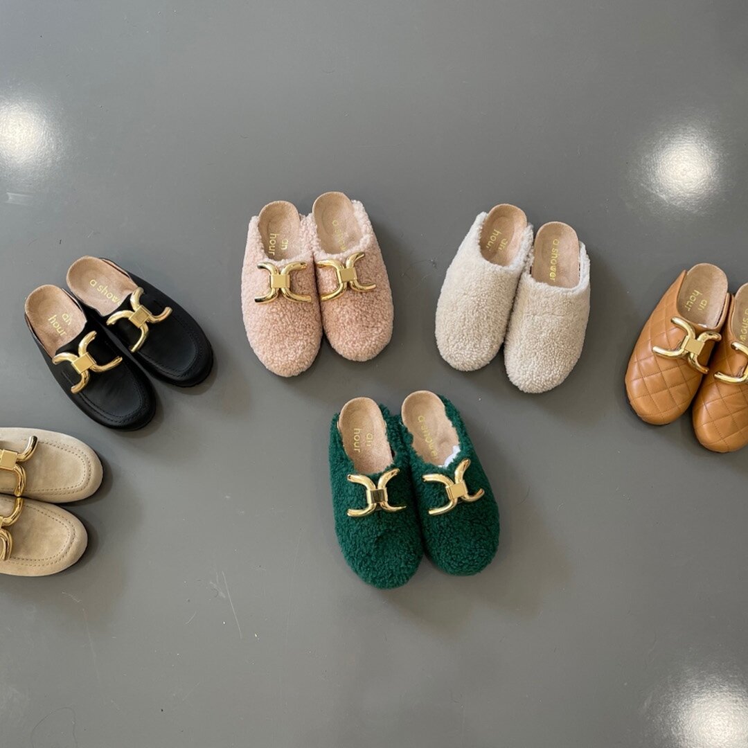 It's the family !!⁠
since 2020⁠
⁠
⁠
Samson slides with or without buckle (long before Chlo&eacute;)⁠
⁠
#vege #sustainablefashion #sustainablefootwear #goldenbuckle #innovative #thenewsneaker #knot #knotsneaker #ahaas #sochic #buckleshoe #fussbett