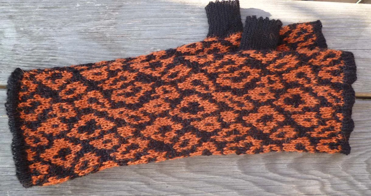Leopard wristwarmer terracotta/black .jpg