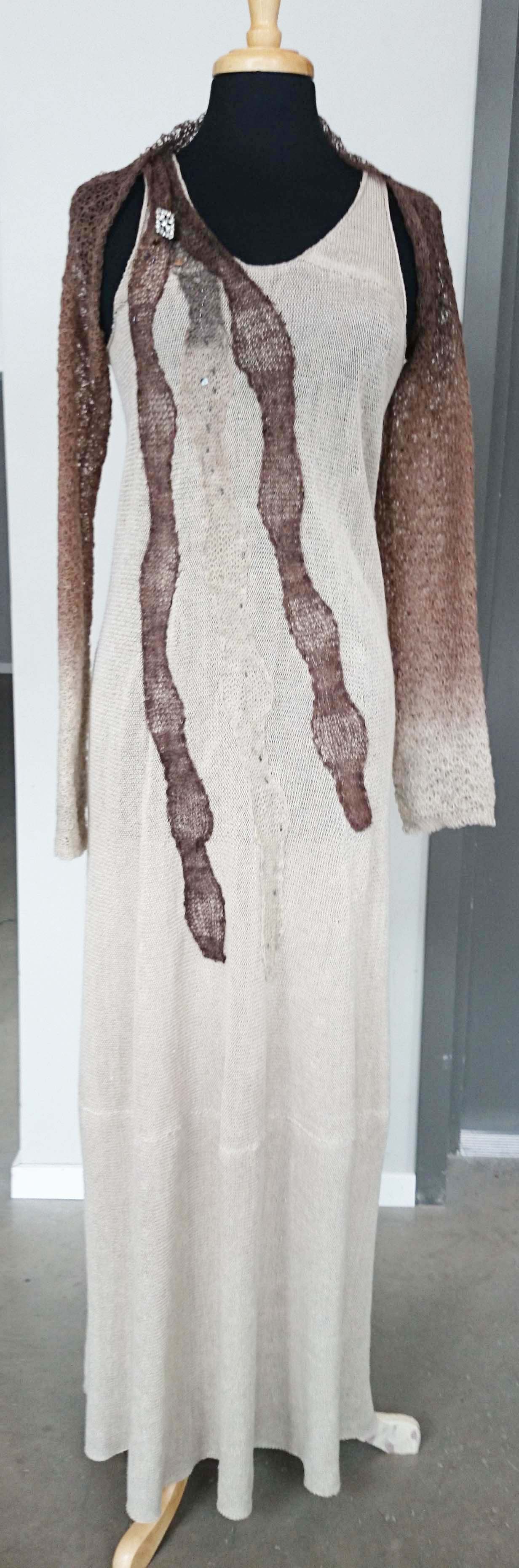 Lin klänning med brun ull dekoration.jpg