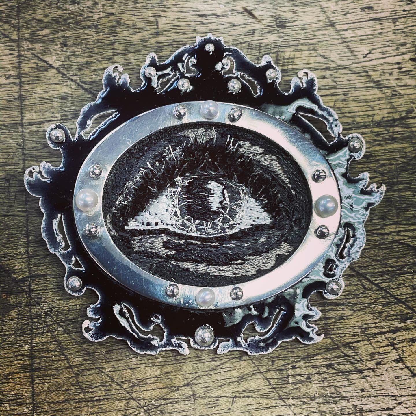 Norsola x Vanessa - Lover&rsquo;s Eye
First prototype of a new series.
Embroidered eye created by the inimitable @vanessayanow 

Fine and sterling silver, textile, enamel, pearl.

#handmadejewelry #loverseye #metalsmith #jewellery #artjewelery #etsym