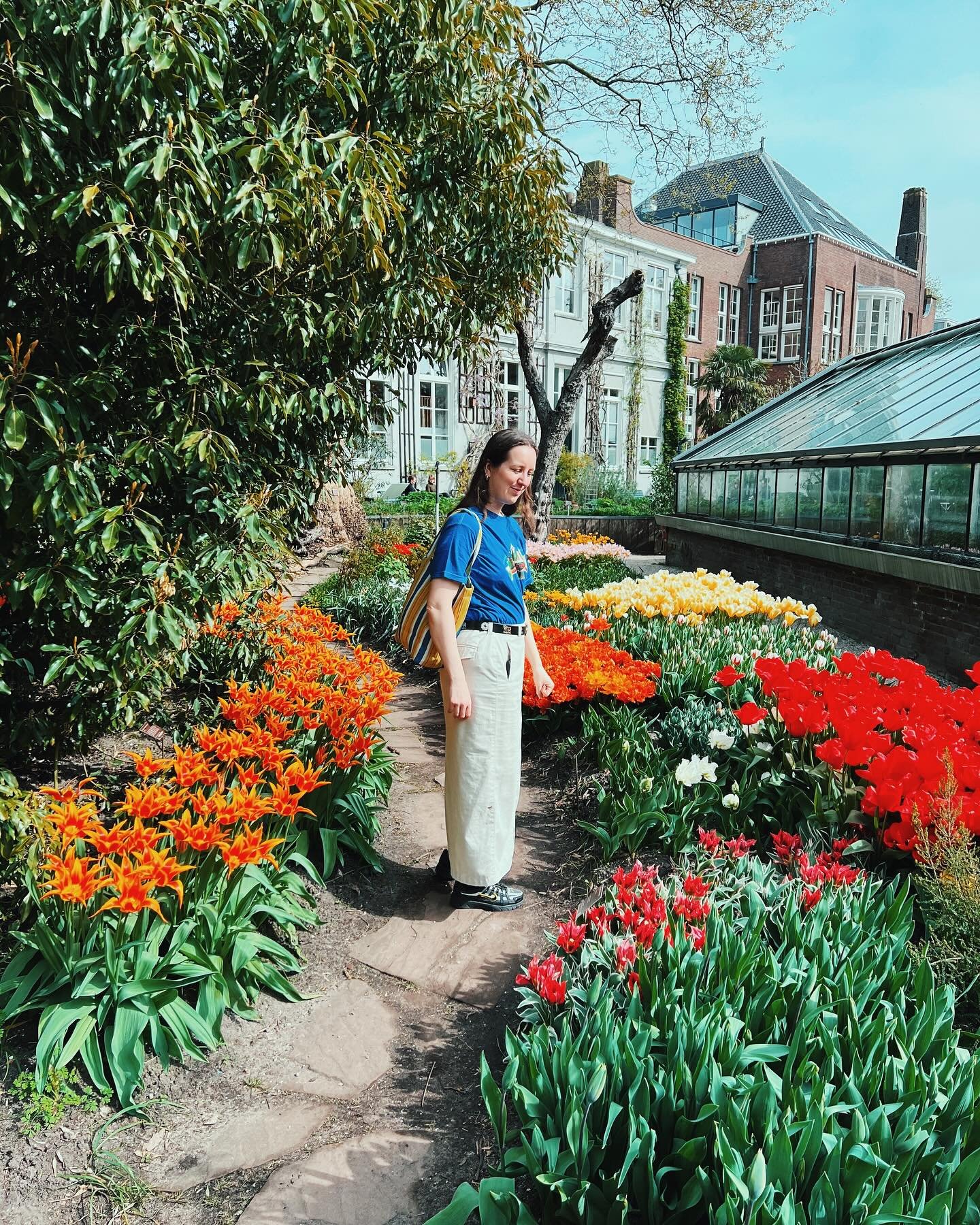 I hope you enjoyed your sunny weekend! 🌞 I visited lots of vintage shops (didn&rsquo;t get anything though), @hortusamsterdam and @khasto 🌷 Pilou got a new jacket and I got plenty of floral inspo 🌻 Spring is all around 🥰