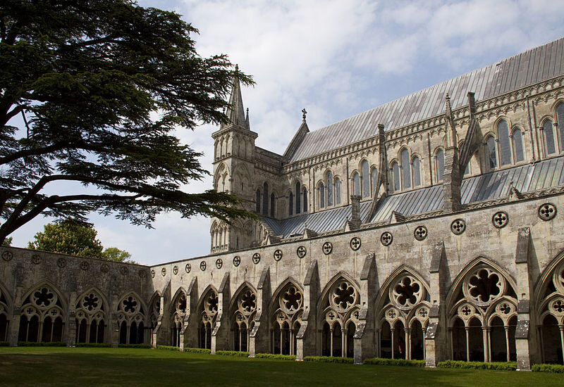 800px-Salisbury_Cathedral_Cloisters_2_(5691329118).jpg