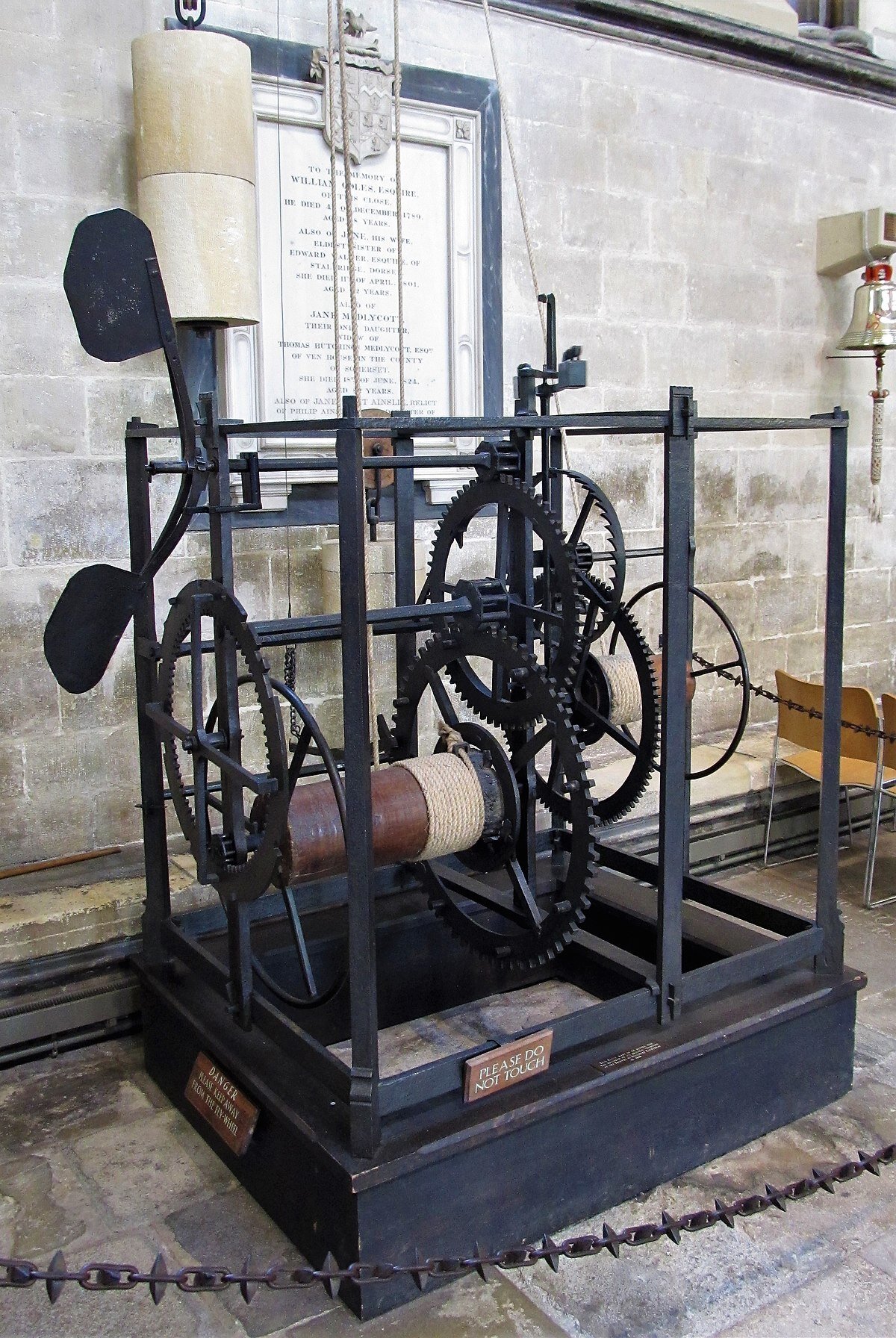 Salisbury_Cathedral,_medieval_clock.JPG