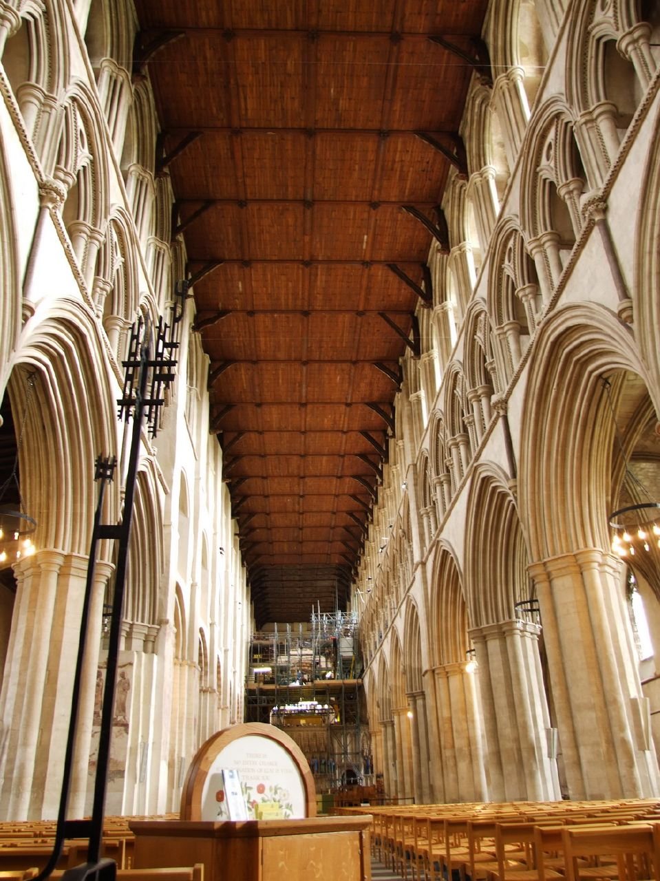 St_Albans_Cathedral_Interior.jpg