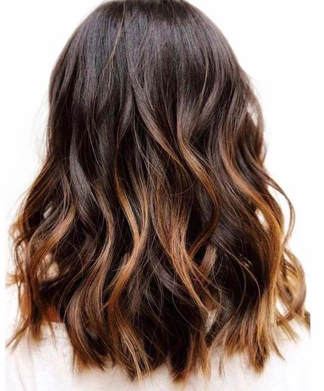 Highlights or lowlights? Don’t worry girls, finding the perfect extension colour is one of our main priorities 💁🏽♀️ The results you’re looking for do exist! 💋💋 Visit our website for more details www.foxandvamp.com