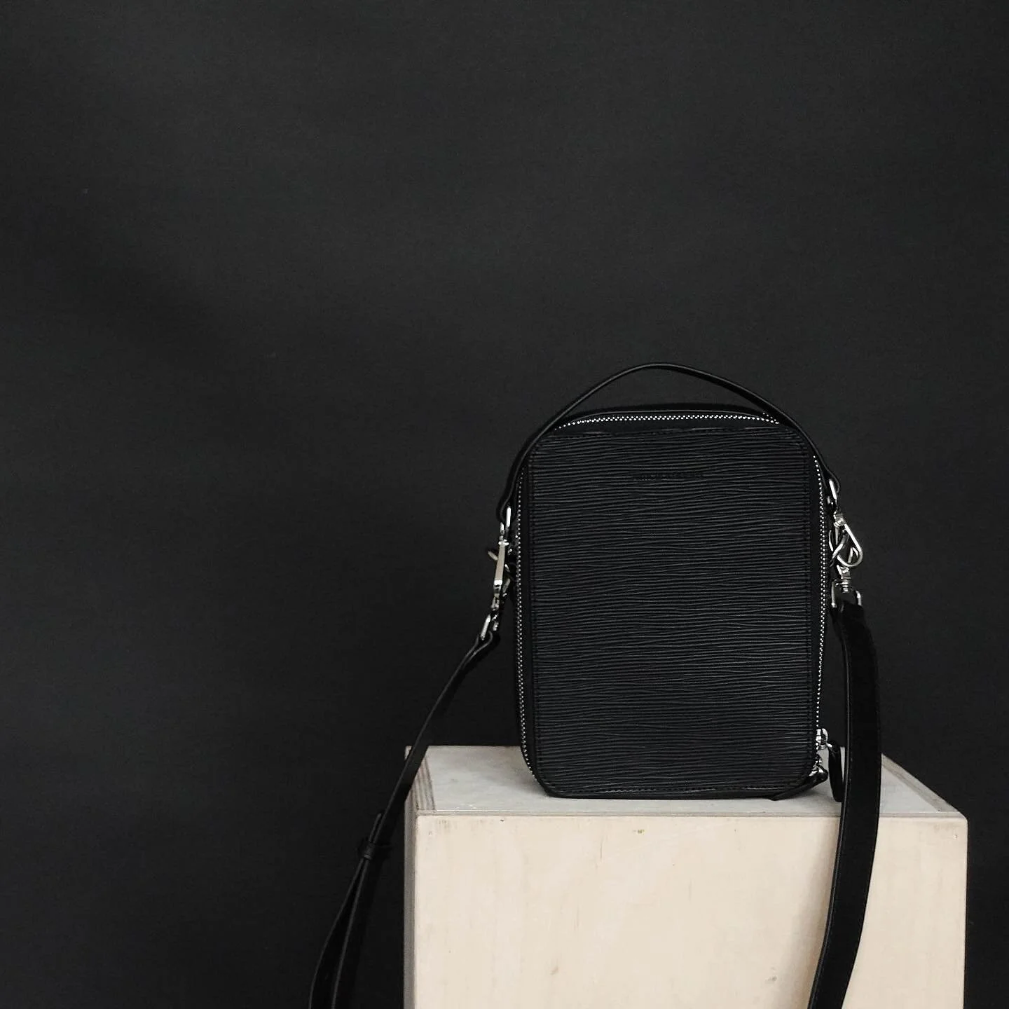 3 in 1. This versatile design turns into a Carryall Case, Short Handle Bag or a Crossbody Bag. Comes with detachable straps, you can switch it up to your liking and needs. Featured in our Limited Edition @articlegoods x @steviesalle NO&deg;2 - Mini U
