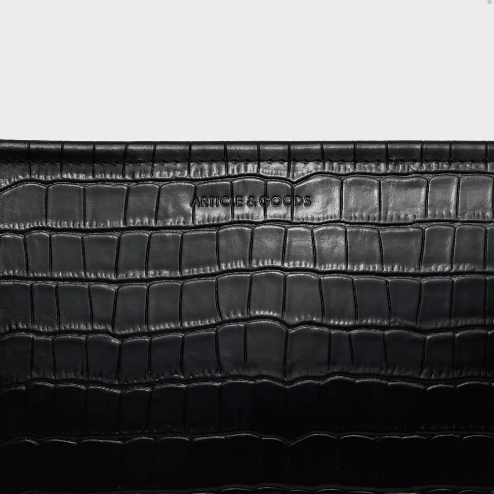 POUCH CROSSBODY W_ WIDE STRAP _BLACK_DETAIL_GREY.jpg