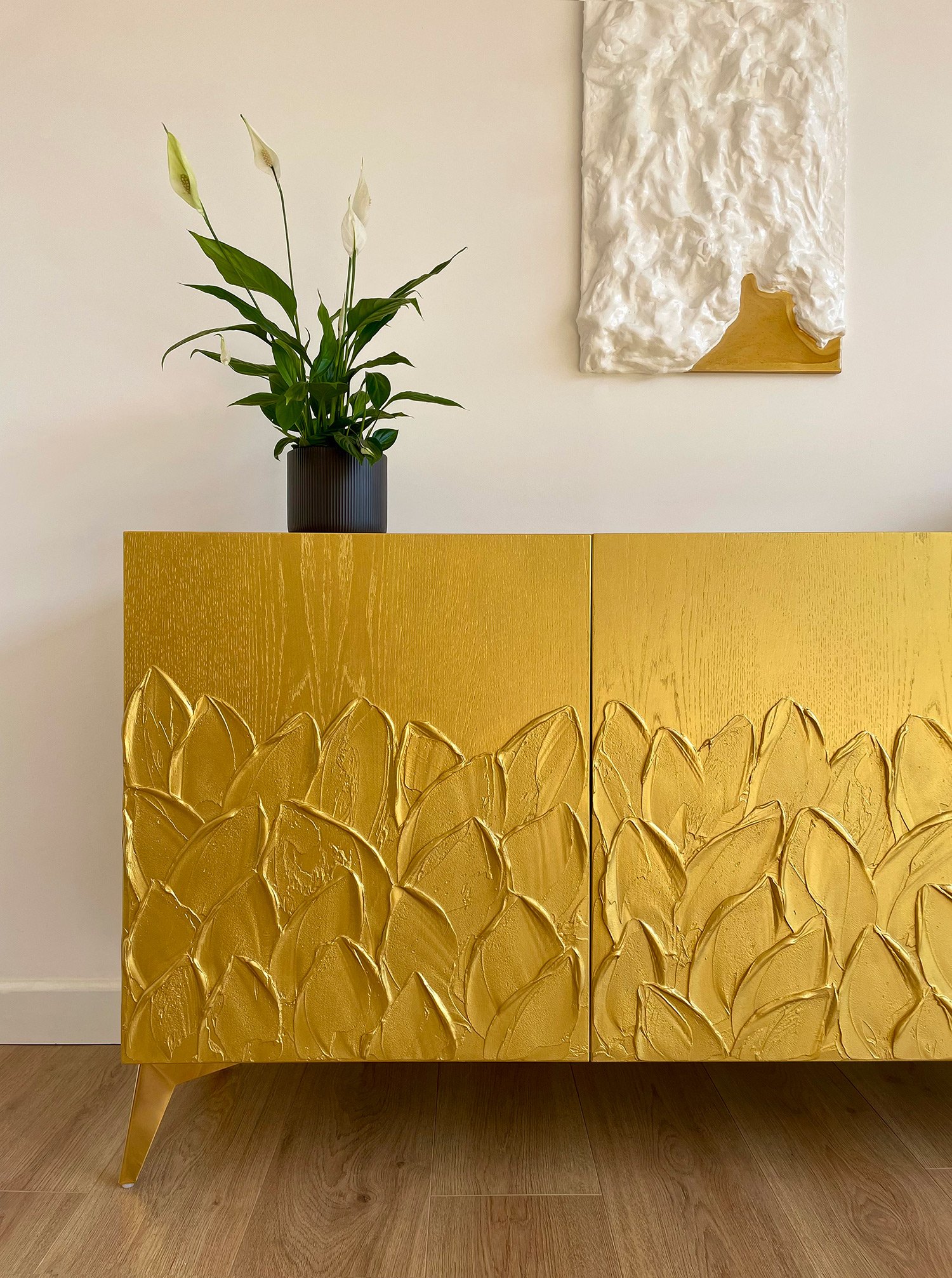 Vertical close-up of the botanical door texture, showcasing how the light reflects off the radiant gold surface.