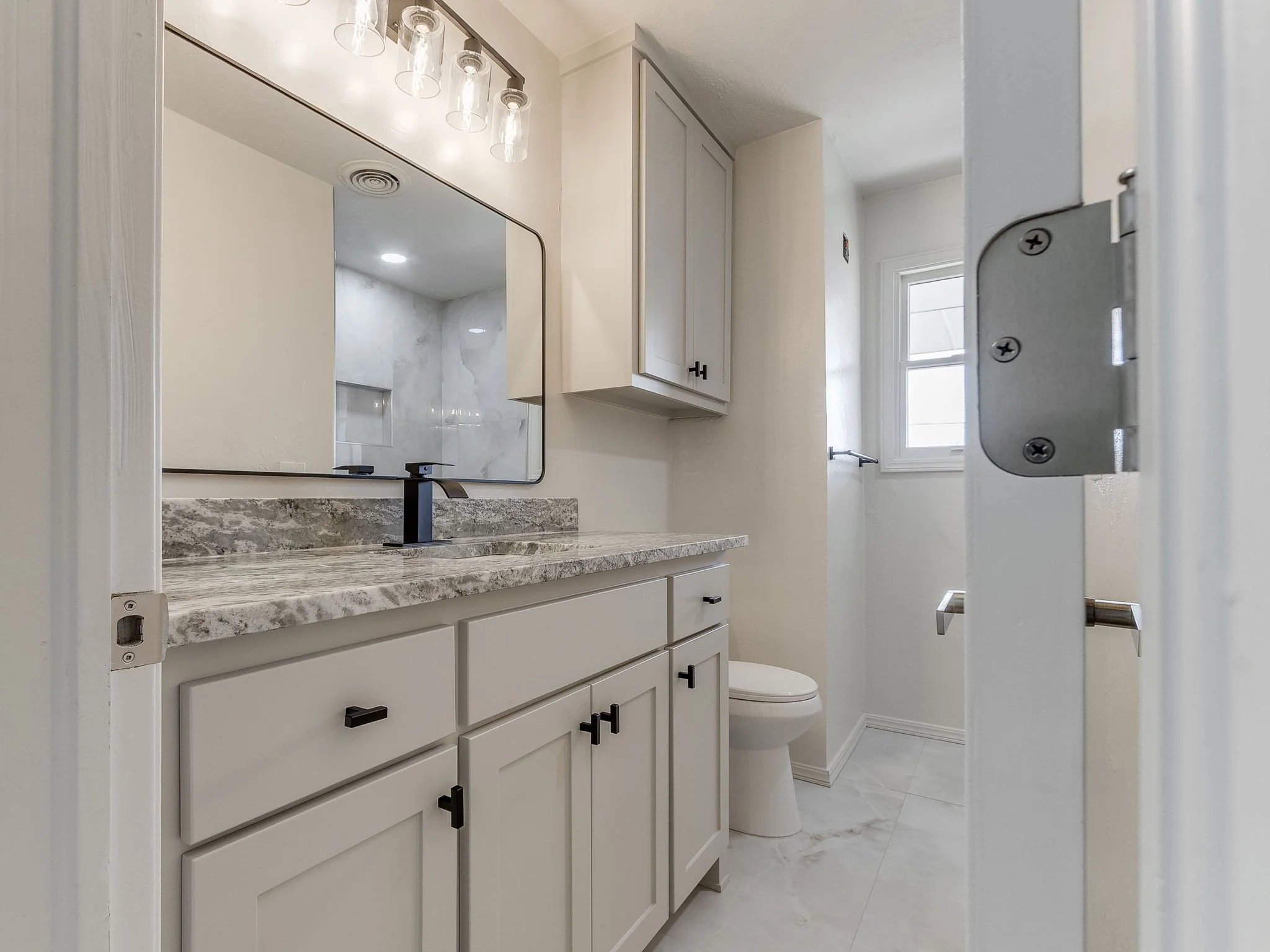 15-web-or-mls-10400 N May Ave-MLS-16.jpg