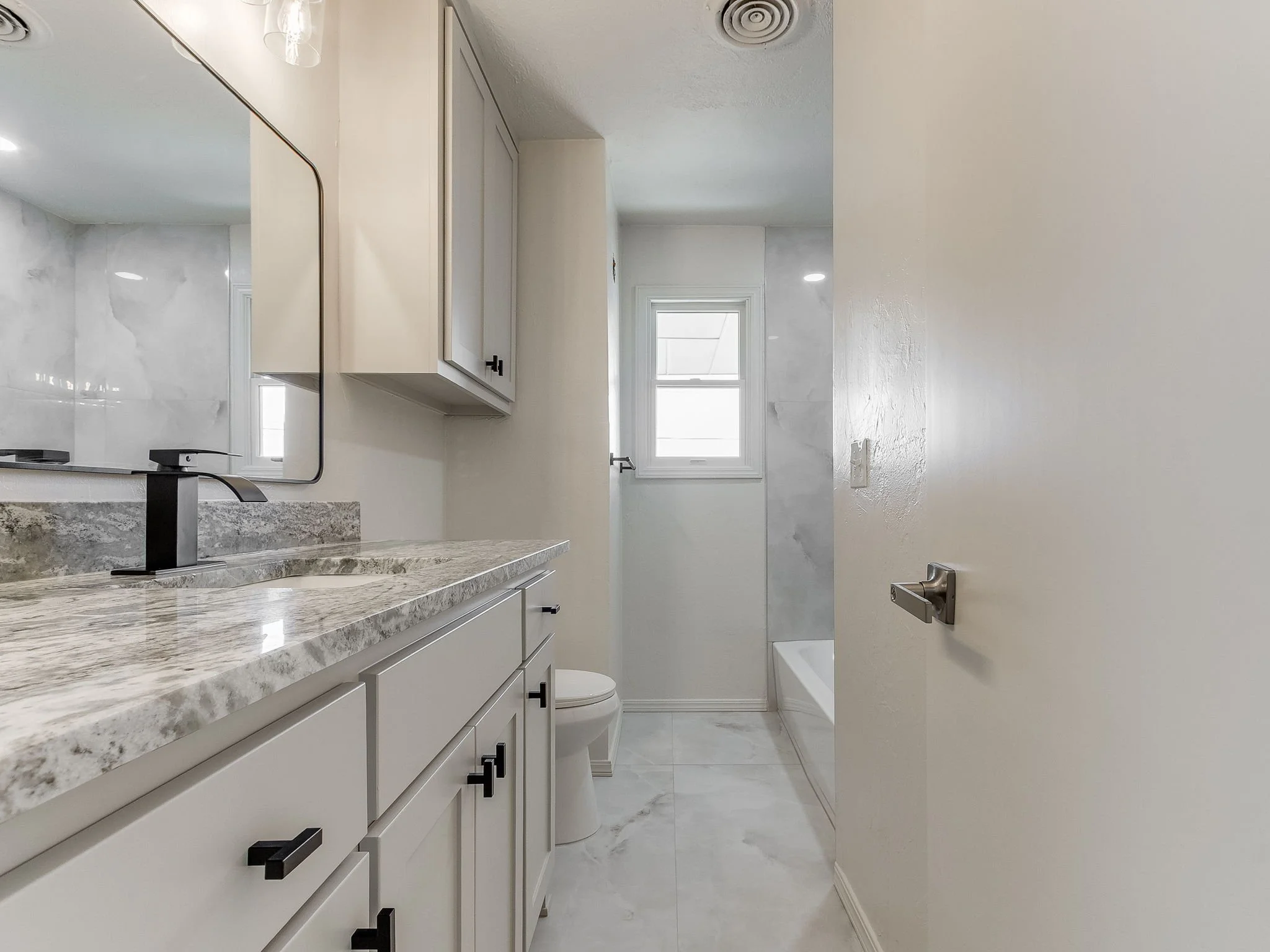 16-web-or-mls-10400 N May Ave-MLS-17.jpg