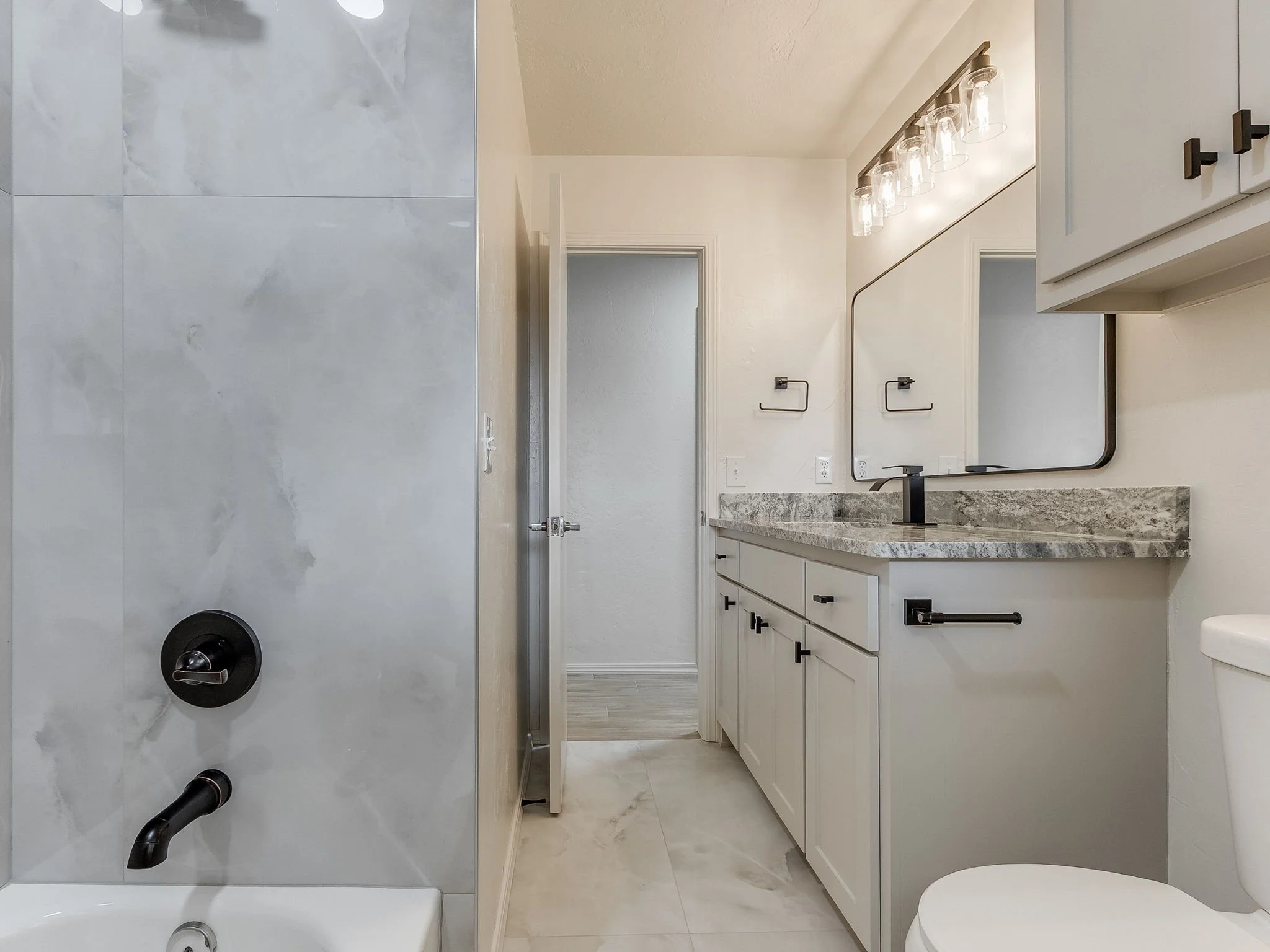 17-web-or-mls-10400 N May Ave-MLS-18.jpg