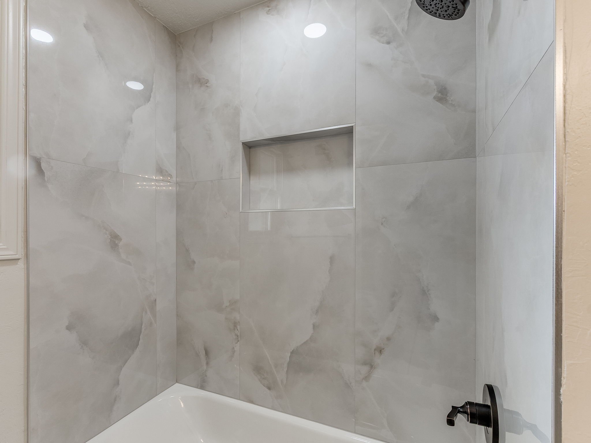 18-web-or-mls-10400 N May Ave-MLS-19.jpg