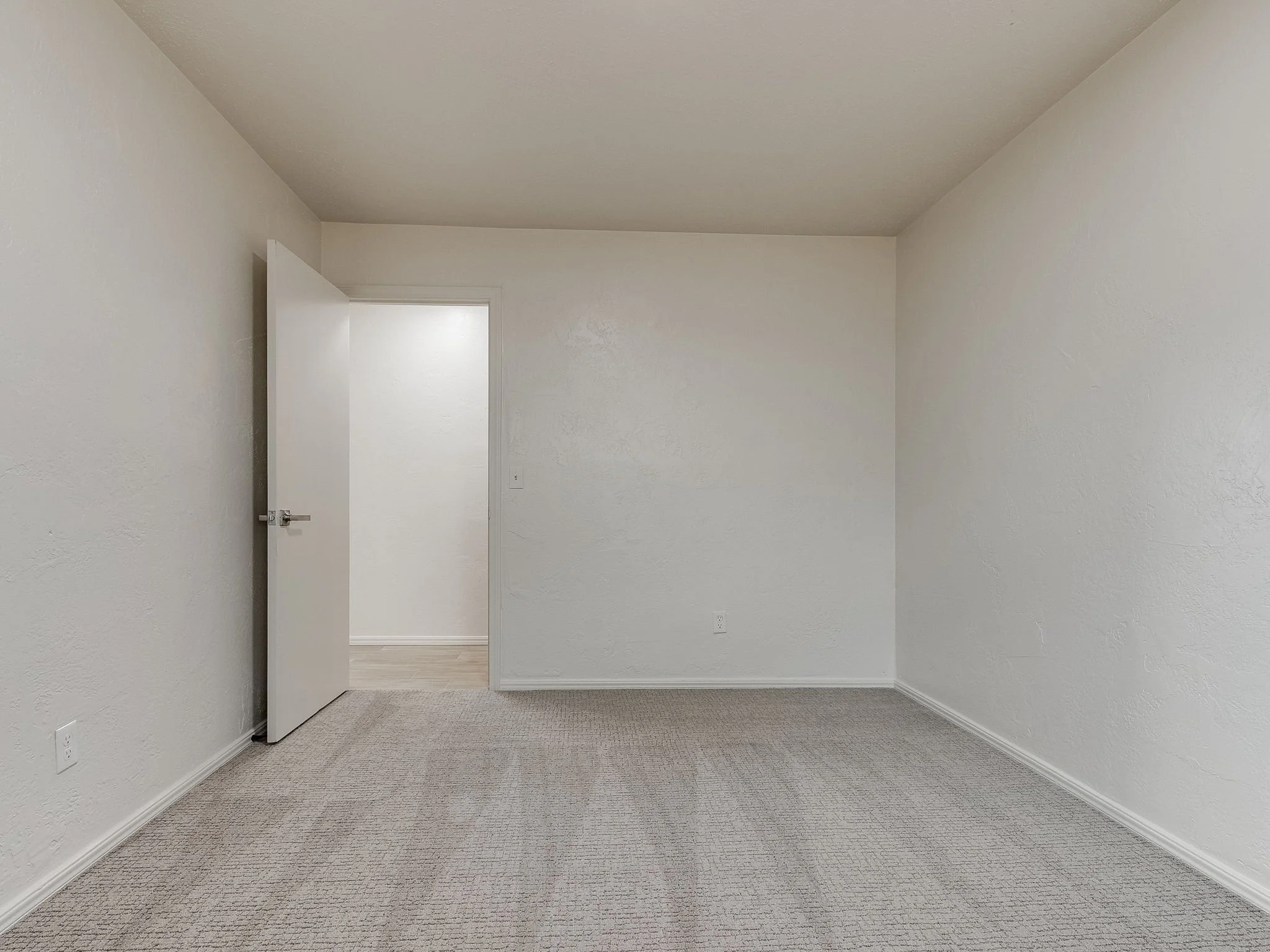 20-web-or-mls-10400 N May Ave-MLS-21.jpg