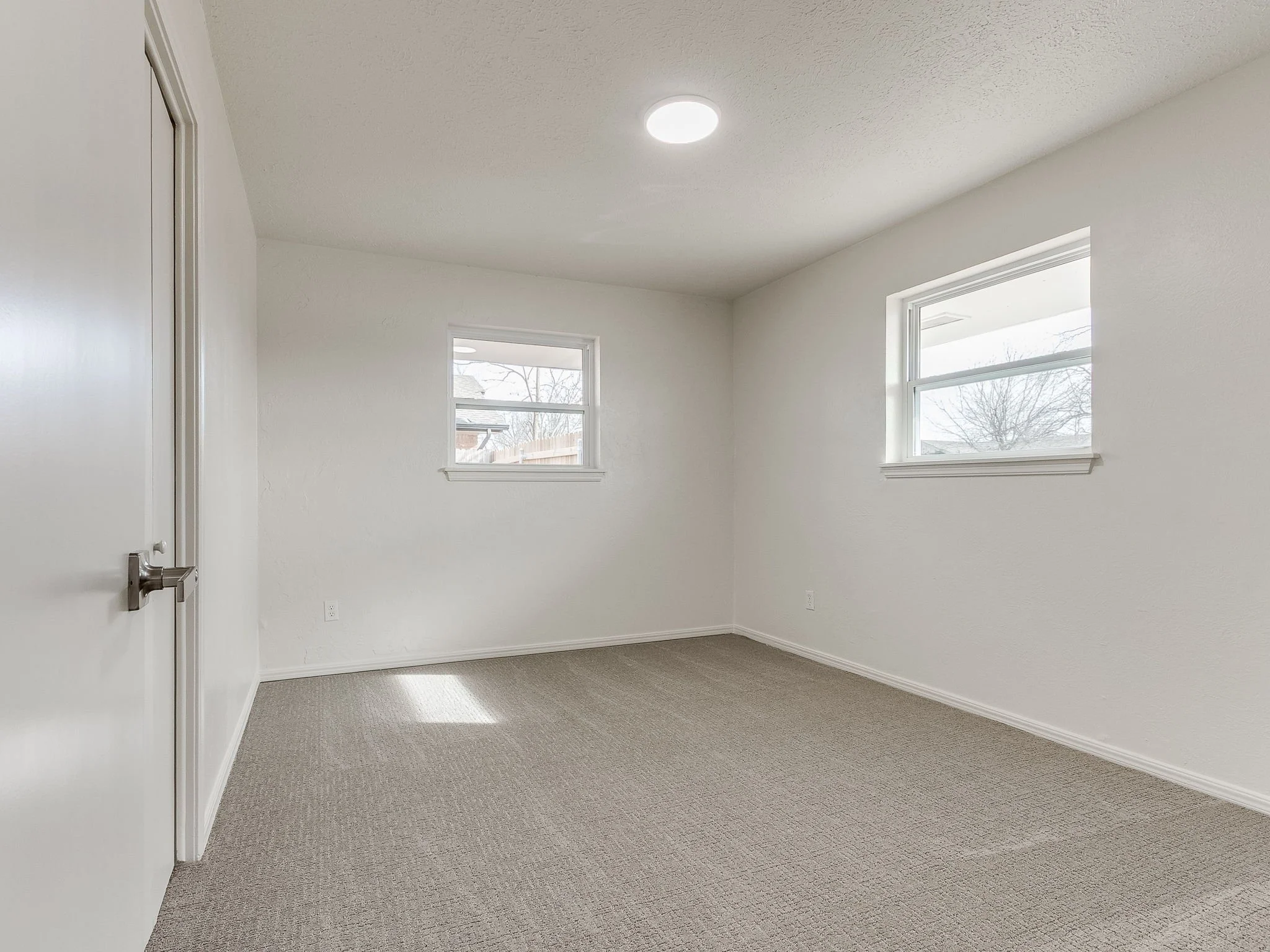 21-web-or-mls-10400 N May Ave-MLS-22.jpg