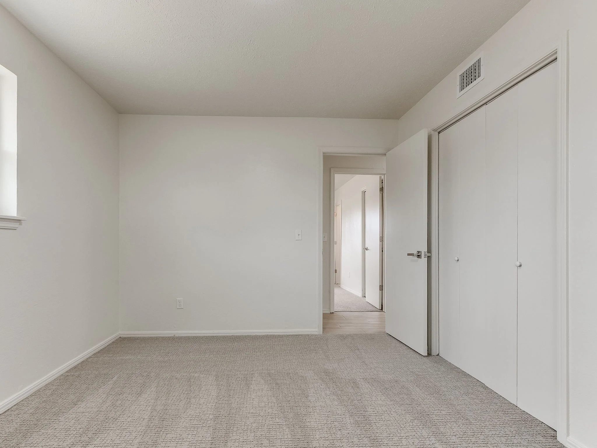 22-web-or-mls-10400 N May Ave-MLS-23.jpg