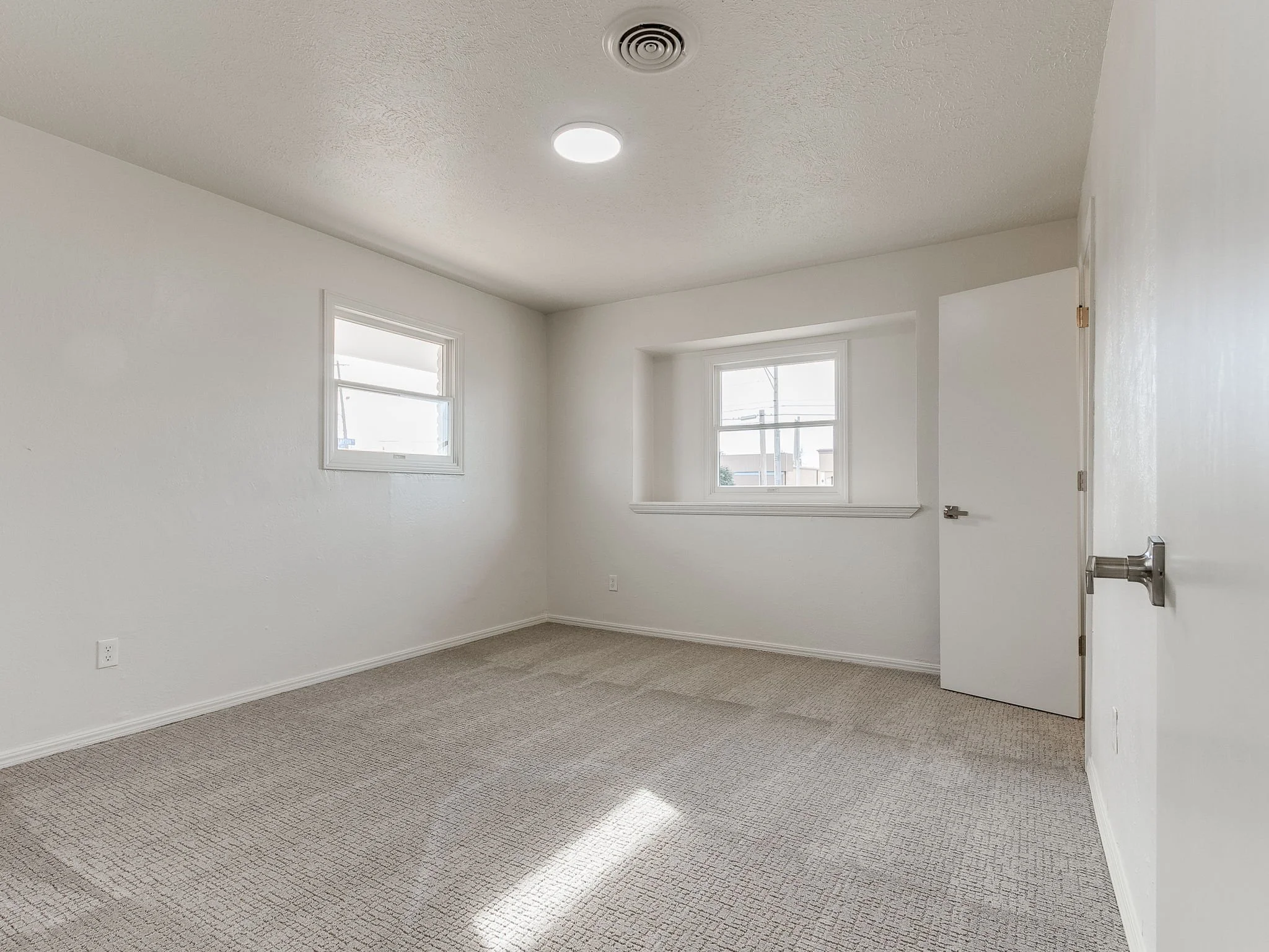 23-web-or-mls-10400 N May Ave-MLS-24.jpg