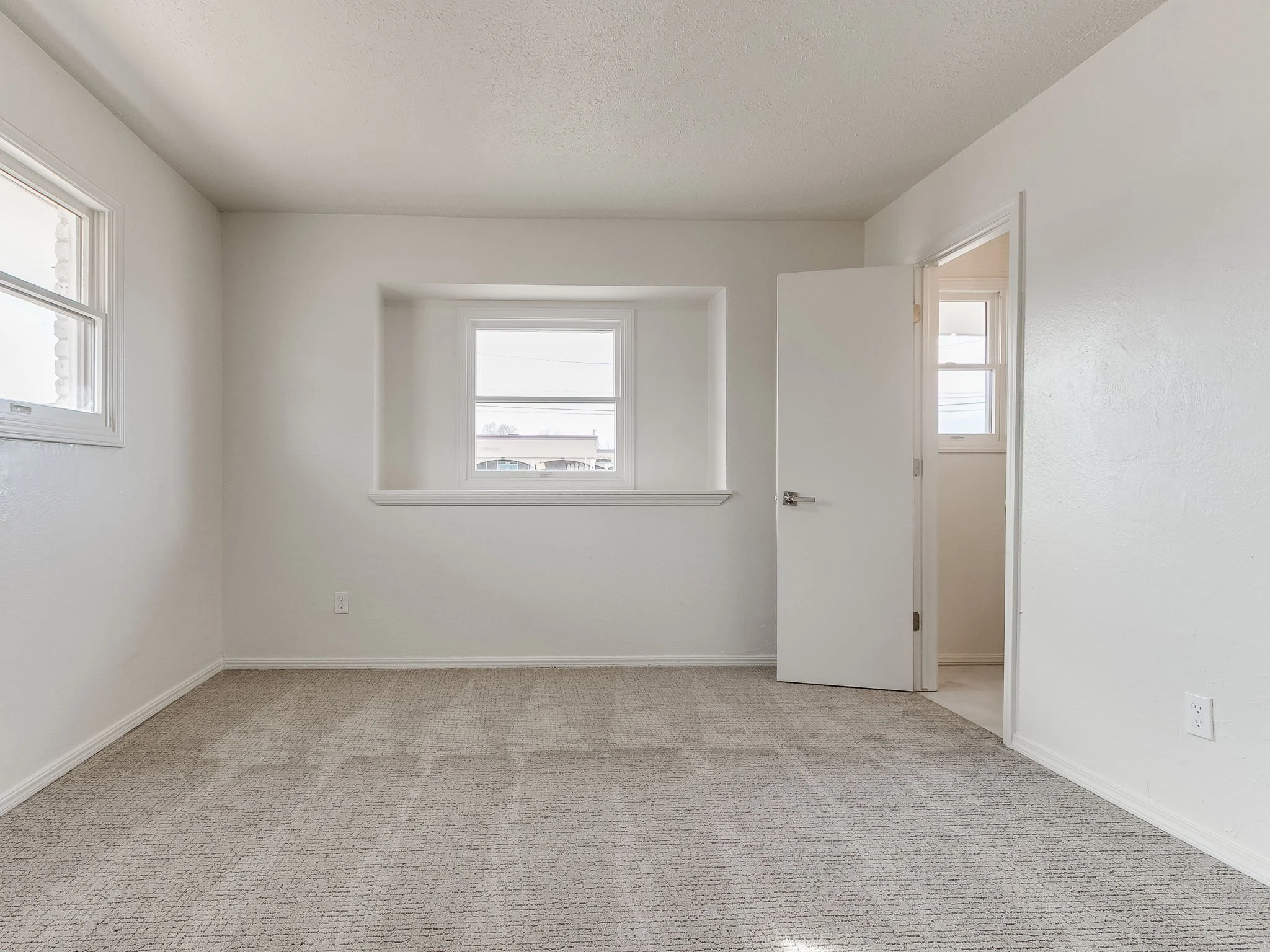 24-web-or-mls-10400 N May Ave-MLS-25.jpg