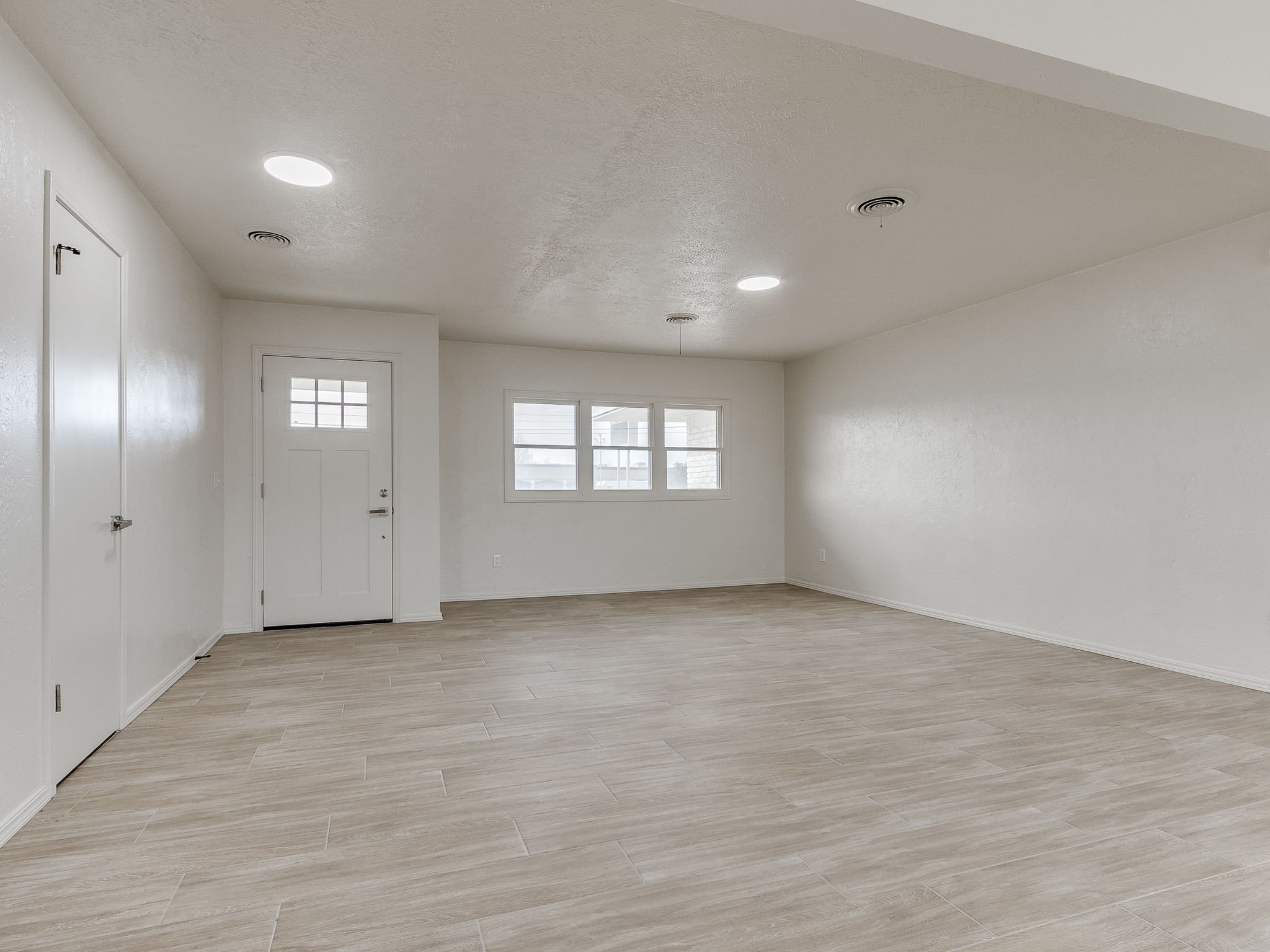 28-web-or-mls-10400 N May Ave-MLS-29.jpg