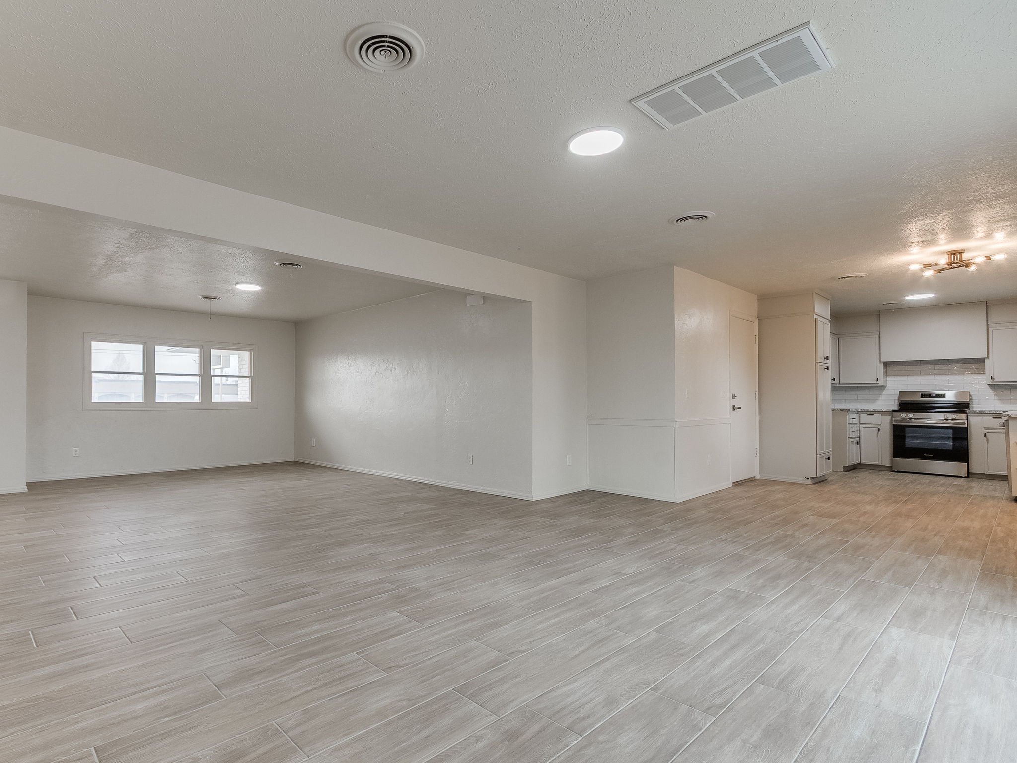 35-web-or-mls-10400 N May Ave-MLS-36.jpg