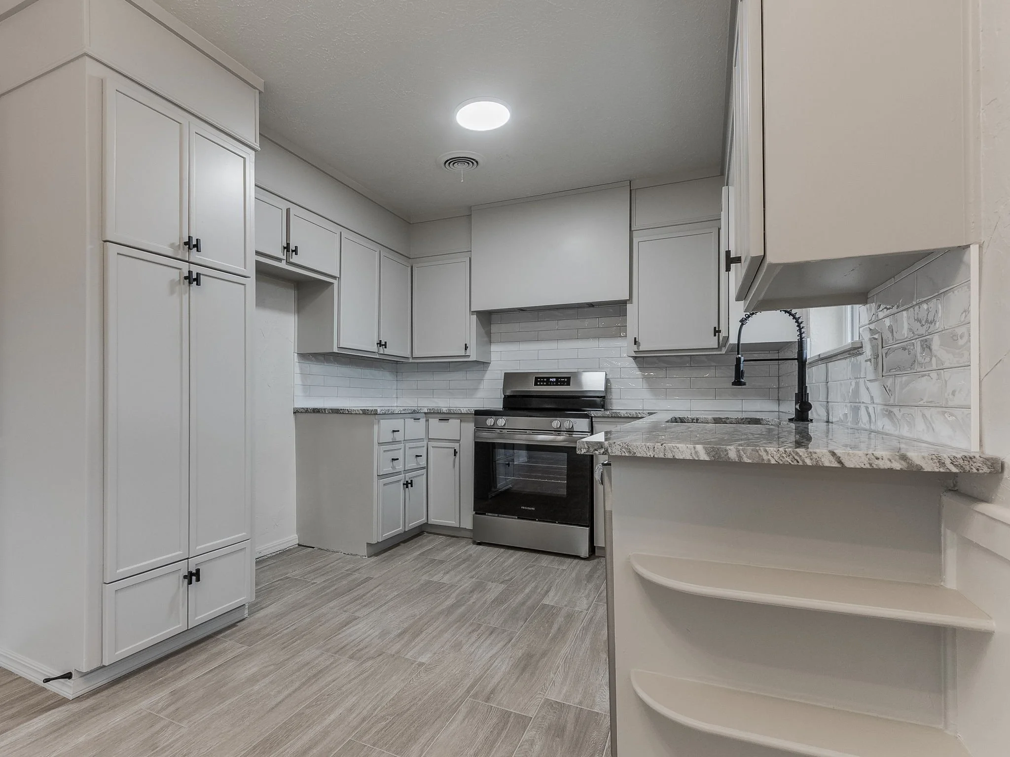 39-web-or-mls-10400 N May Ave-MLS-40.jpg