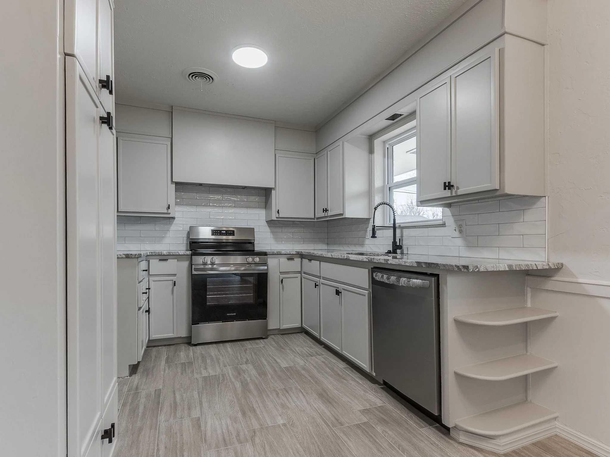 40-web-or-mls-10400 N May Ave-MLS-41.jpg