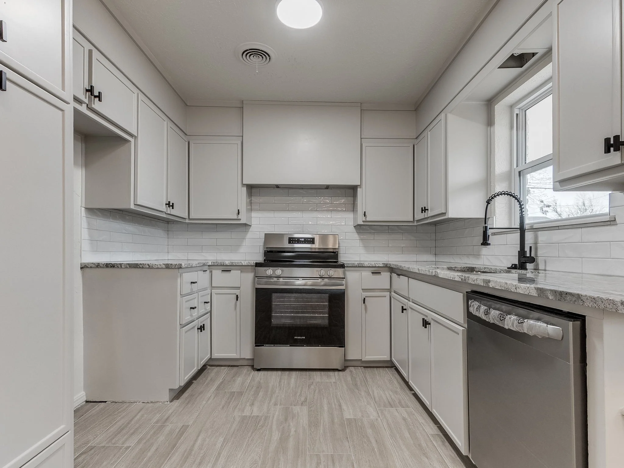 41-web-or-mls-10400 N May Ave-MLS-42.jpg