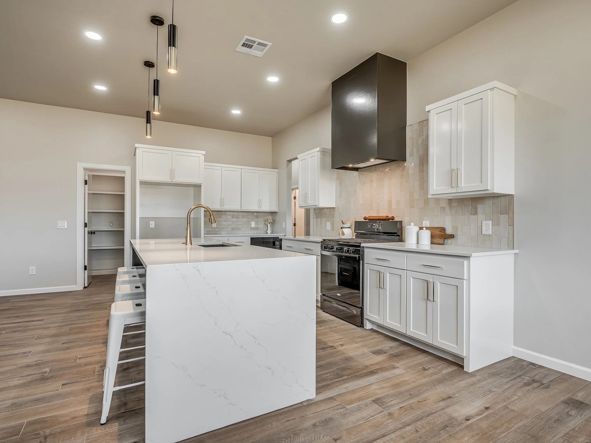 25187 Ethan St-18.jpg