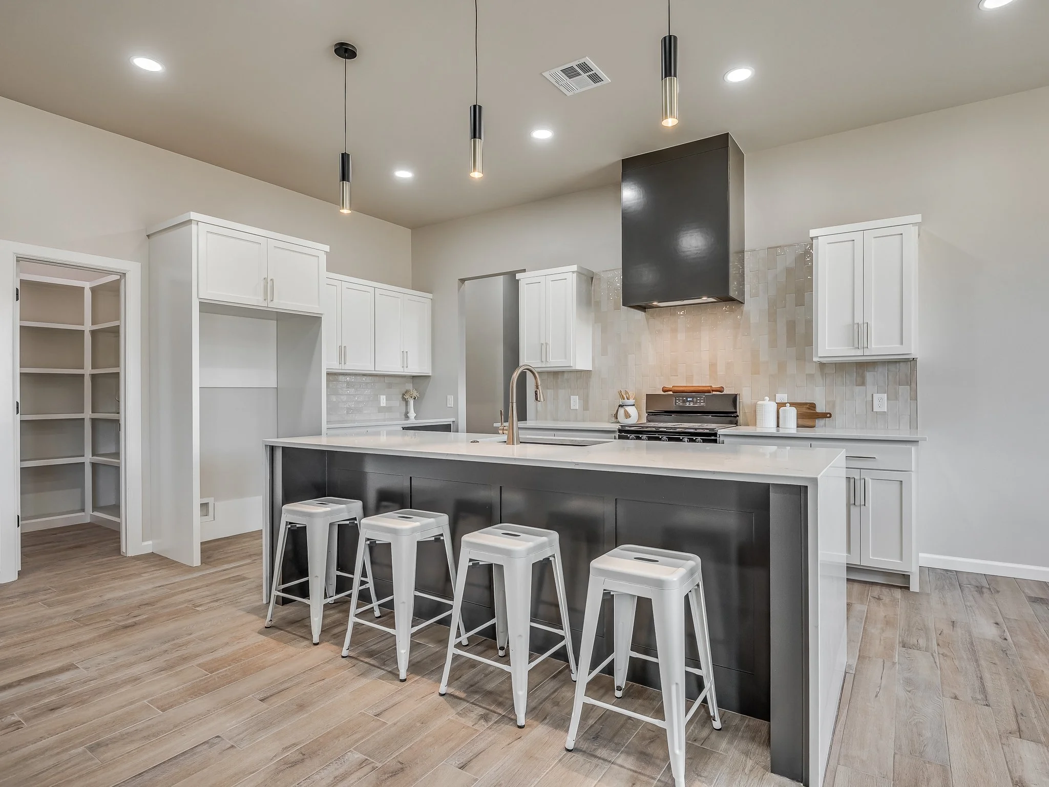 25187 Ethan St-17.jpg