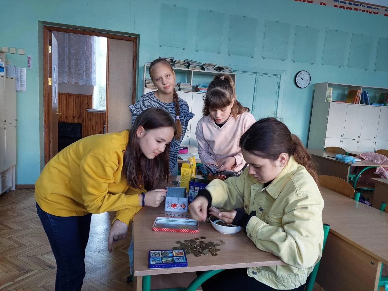 Здобувачі освіти 6-Б класу взяли участь у благодійній акції "Смілива гривня"