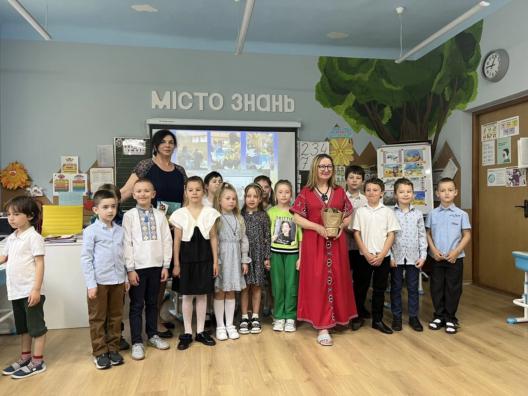 Дорогі першокласники, вітаємо Вас із завершенням цього навчального року!