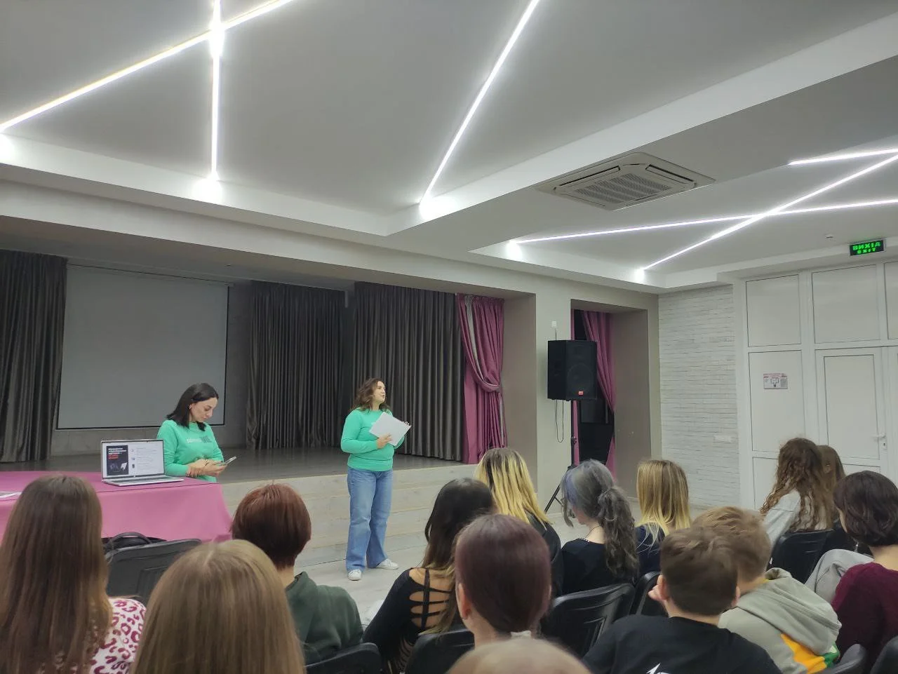 Працівниці банку розповіли учням основні правила безпеки