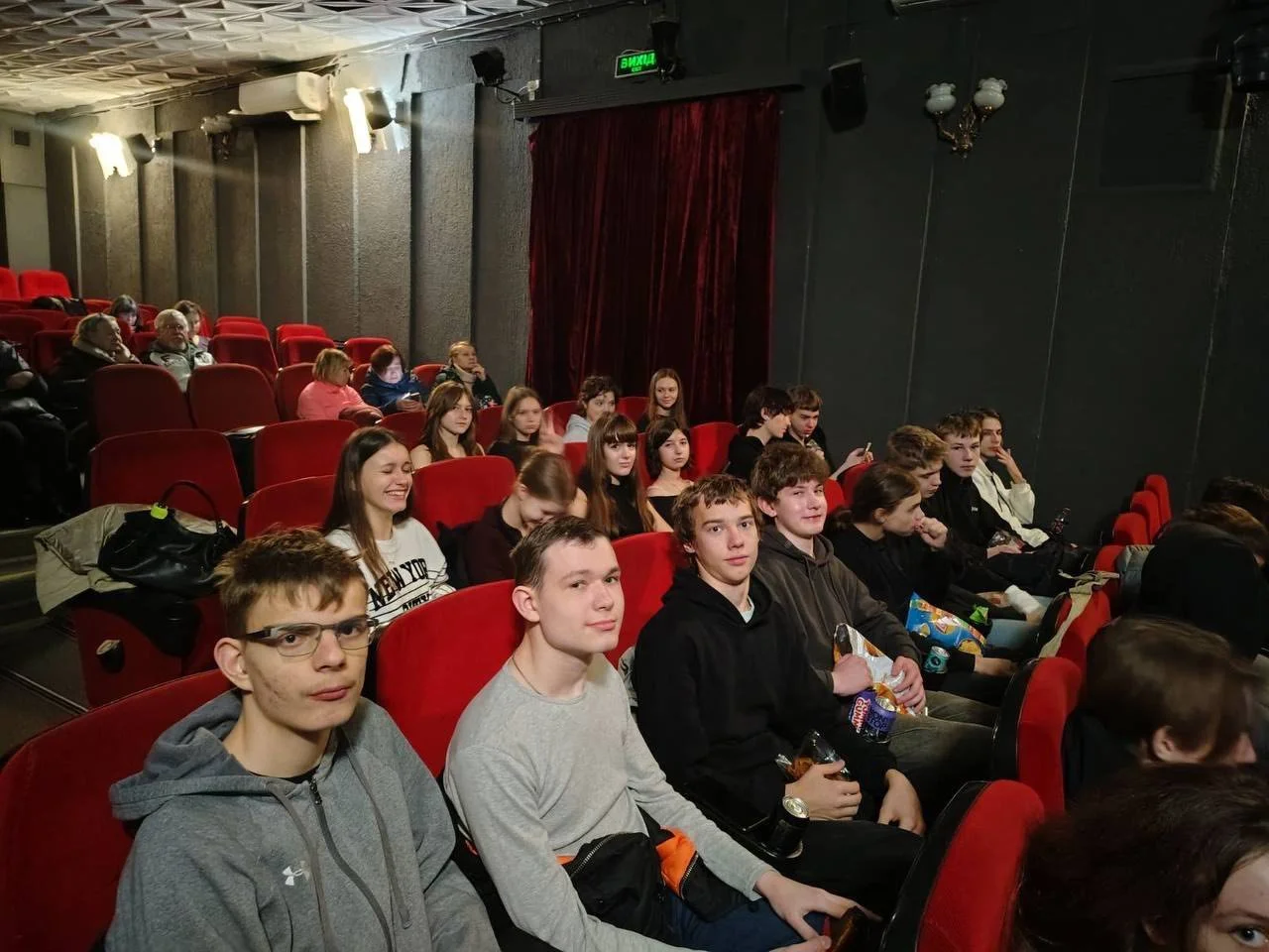 Здобувачі освіти 10-х класів переглянули фільм «Ти - космос» 
