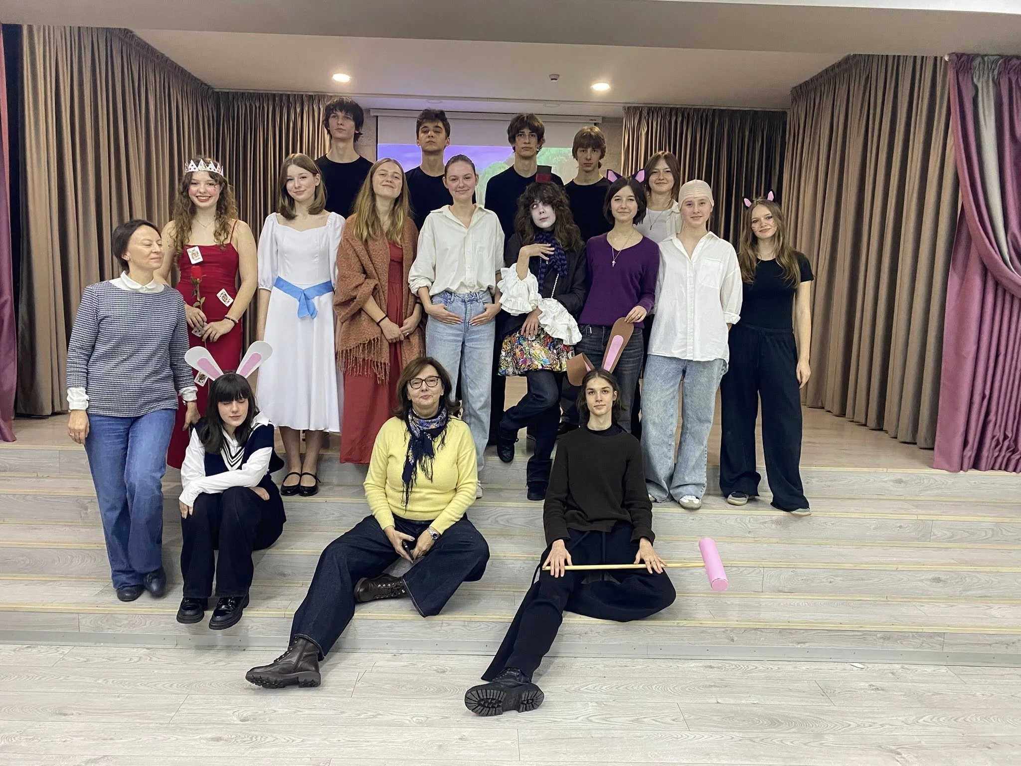 Учні 9-11-х класів показали своє бачення легендарної «Аліси в країні чудес»