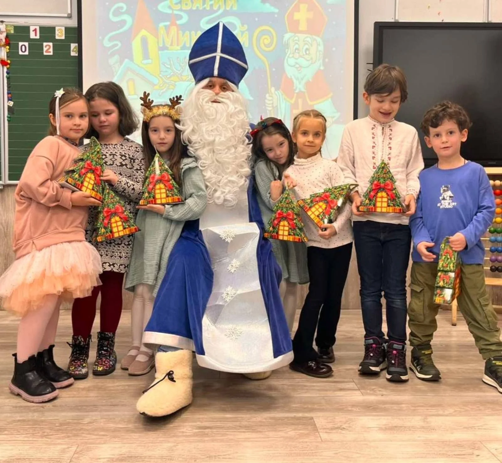 Святий Миколай завітав до учнів 1-Б класу 