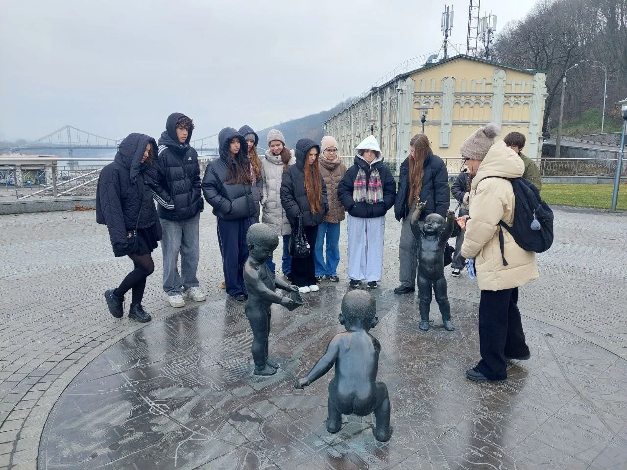 Здобувачі освіти 9-Б класу  побували на екскурсії «Цікавинки Подолу»