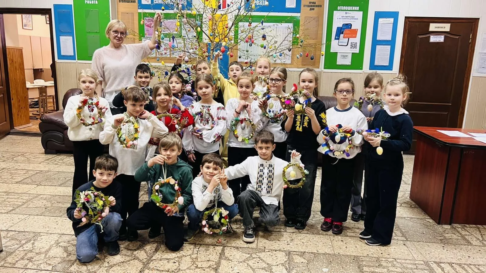 Для учнів 2 - Б класу був проведений майстер-клас «Великодній віночок»