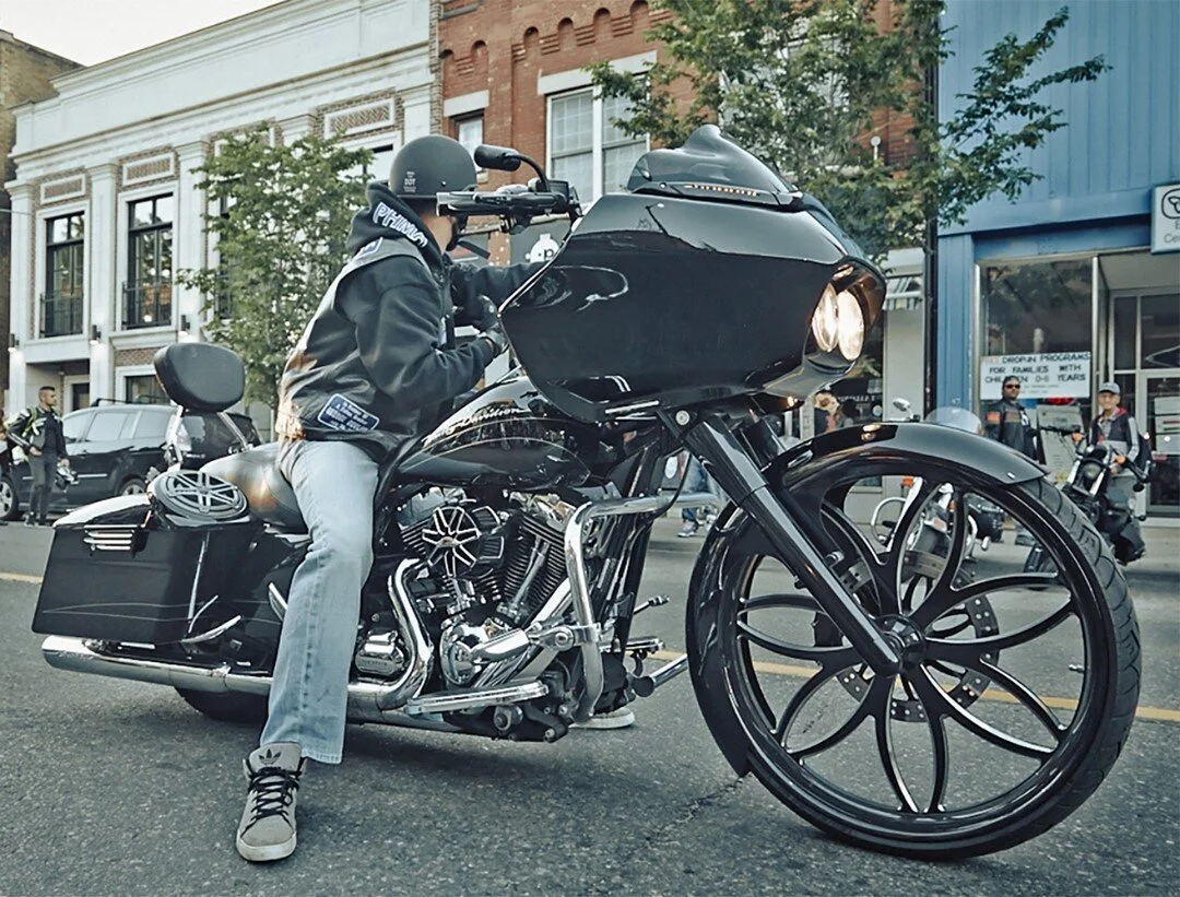 Big Wheel Bagger⁠
⁠
Curious what your thoughts are on the look of these types of baggers with the raked-out front end and oversized front wheel?⁠
And how maneuverable are they?⁠
⁠
⁠
#hd #harleydavidson #harleydavidsonmotorcycle #bikelife #touringbike