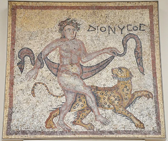 Viinin jumala Dionysos tanssi pantterin kanssa. Osa jalkakäytävän mosaiikkipäällystettä, Halikarnassos, 300-luku jaa. (British Museum. Kuva: Wikimedia Commons, Carole Raddato, CC-BY-SA-2.0)