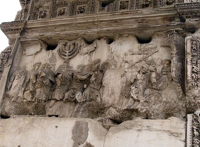 Via Sacran varrella Forum Romanumin Colosseumin puoleisessa päässä sijaitsevan Tituksen riemukaaren sisäreliefi kuvaa vuoden 71 triumfia. (Kuvalähde: Dnalor_01/Wikimedia Commons , CC-BY-SA 3.0)