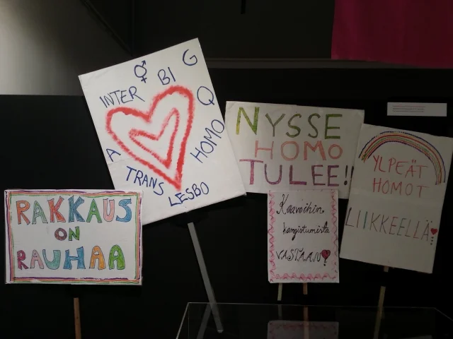 LHBTIQ-kokoelmaan kuuluu runsaasti mielenilmaisumateriaalia vuosikymmenten varsilta.