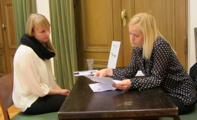 Marianne Hovi (oik.) kehottaa Laura Pesosta laatimaan persoonallisen CV:n.