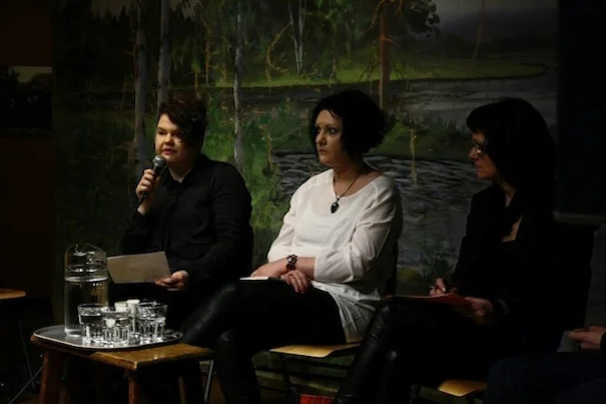 Ella Paija (vas.), Hanna Hauru ja Tuija Välipakka Ei saa koskea -paneelissa.
