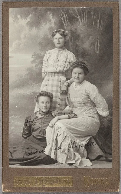 Nuoria naisia Voikkaalla 1900-luvun alussa. (Suomen valokuvataiteen museo, valokuvaaja Otto Lindqvist).