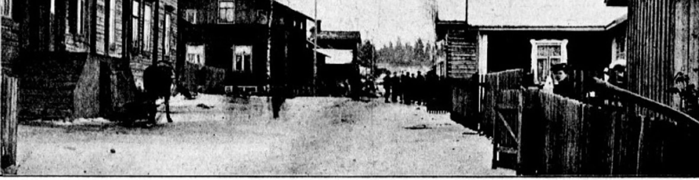 Kuva Lukutupa -lehdestä 9.11.1904. Kuvassa työntekijöiden asuntoja ja taustalla lakkolaisia.