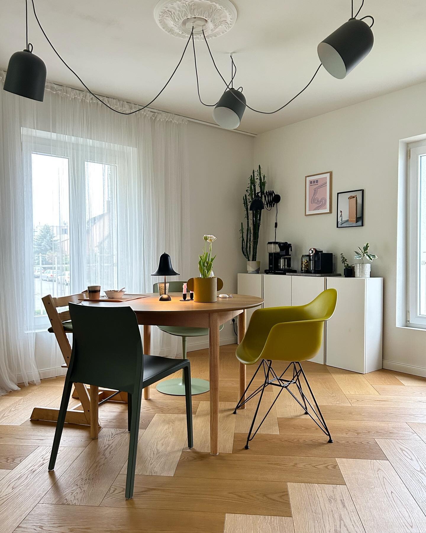 T A B L E
Hier geht&lsquo;s ab sofort rund: ein neuer Tisch ist eingezogen und von unserem Provisorium haben wir uns verabschiedet. 
Die neue Form ist so gut f&uuml;r den Raum und gibt wieder Luft zum Spielen f&uuml;r den Mini oder zum Tanzen?! 
Jetz