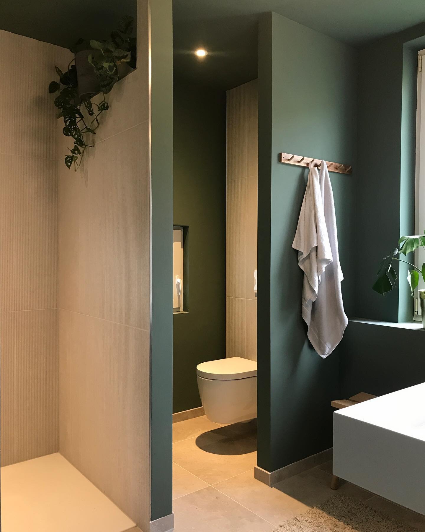 B A T H R O O M
Hier ist es &uuml;berall gr&uuml;n: drau&szlig;en vor der T&uuml;r, in der K&uuml;che und auch hier im Badezimmer ☺️ 
Ein mega Hack ist die beleuchtete Schattenfuge 👌🏼 ➡️ swipe to see 

#iicbathroom #iic_official #bathroom #altbau #